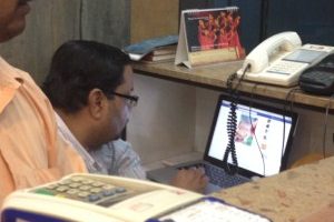 The owner of a Pani Puri snack food joint in Bangalore 'busy' with Facebook